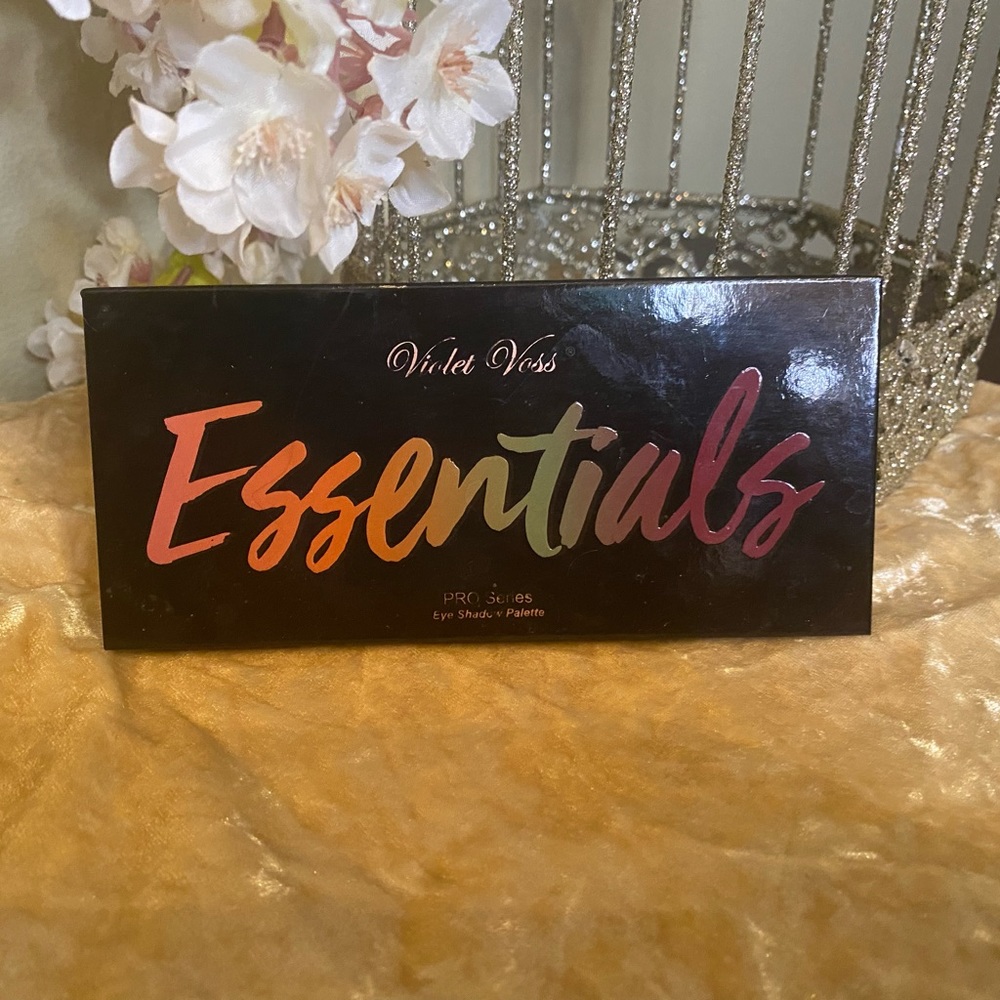 Violet Voss Essentials palette